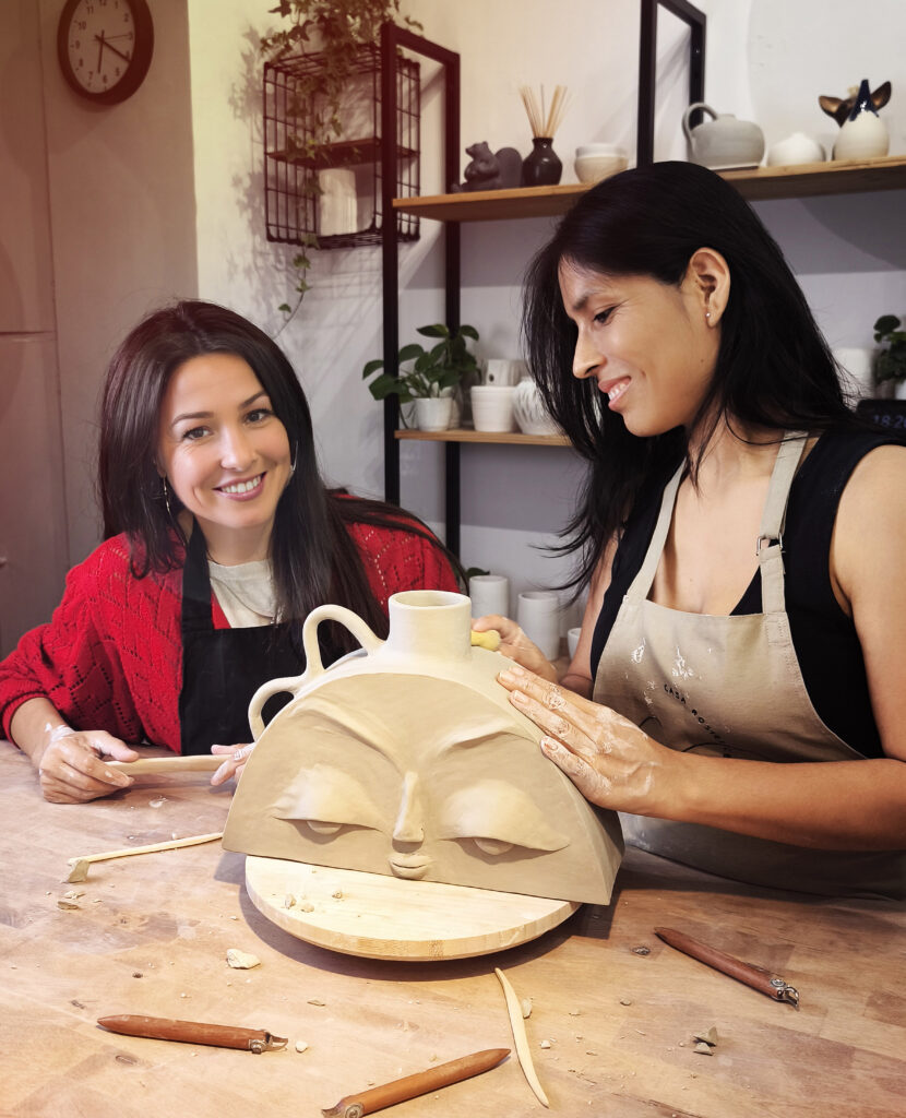 Clase práctica de modelado cerámico en Barcelona.